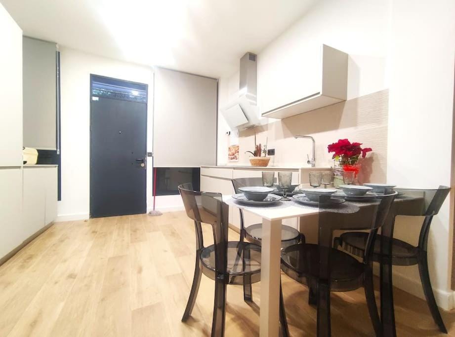 Kitchen or kitchenette, Dining area, stove