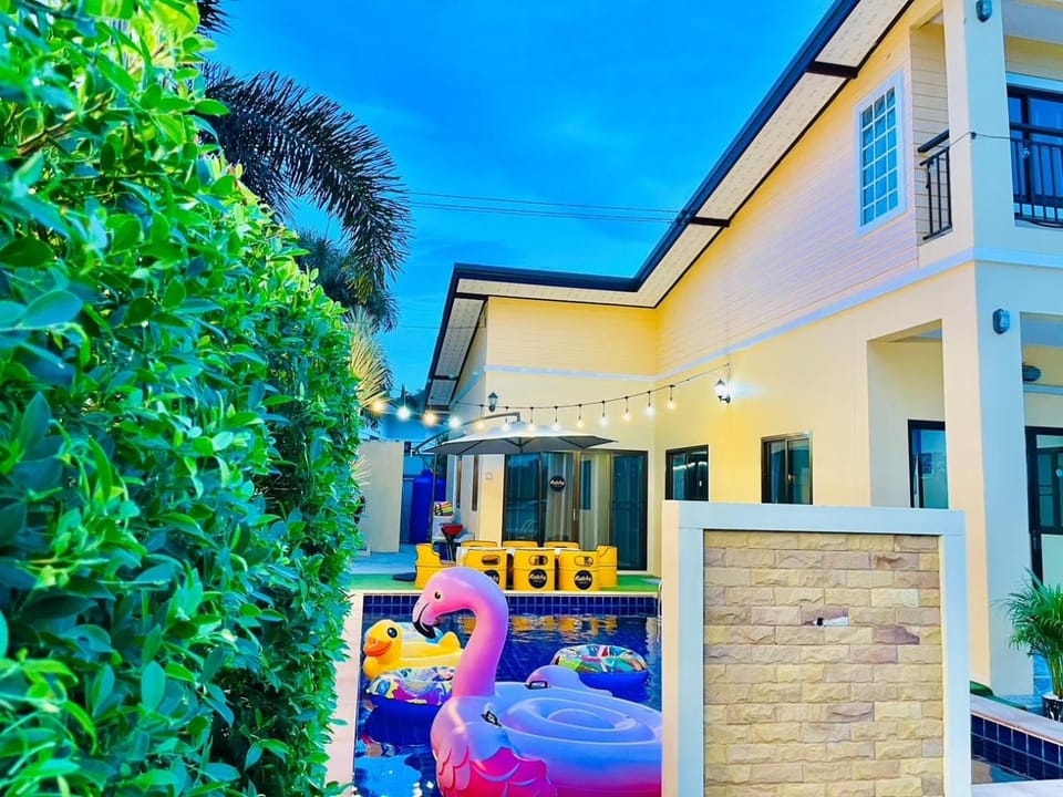 Property building, Garden, Pool view