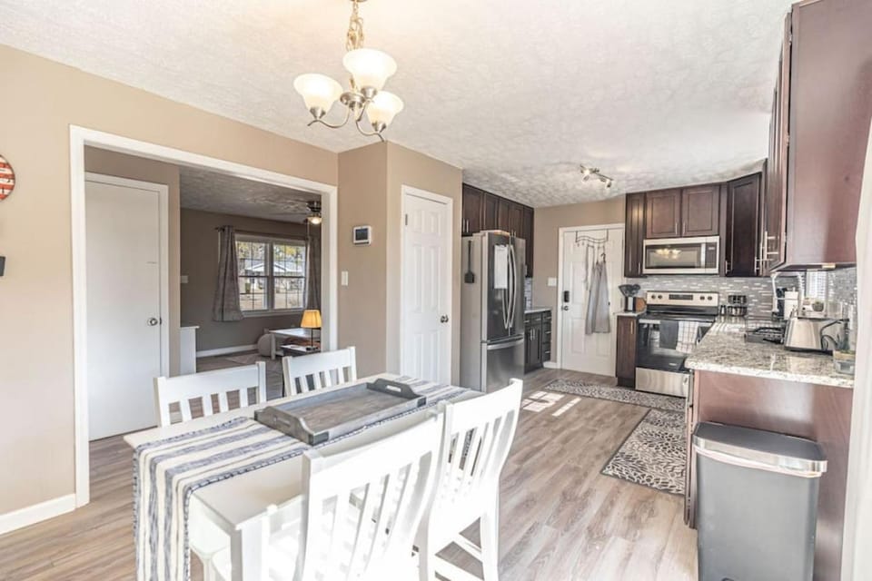 Fayetteville Home Away from Home, Pet Friendly House in Fayetteville