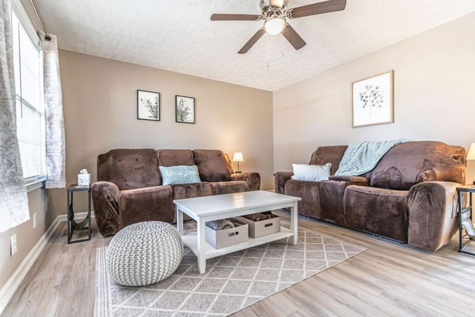 Fayetteville Home Away from Home, Pet Friendly House in Fayetteville
