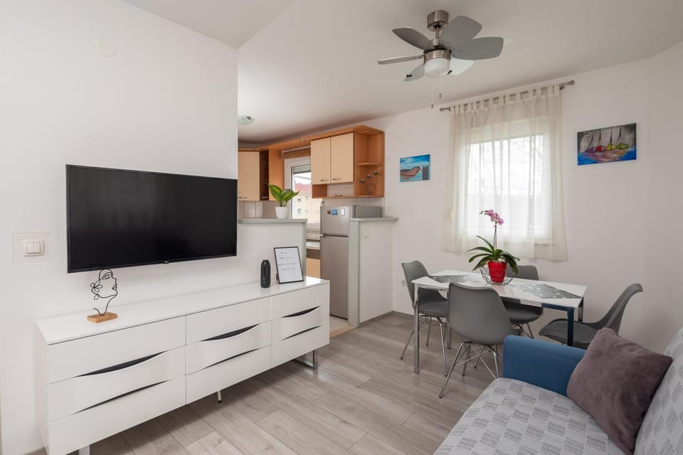 TV and multimedia, Living room, Seating area, Dining area, kitchen