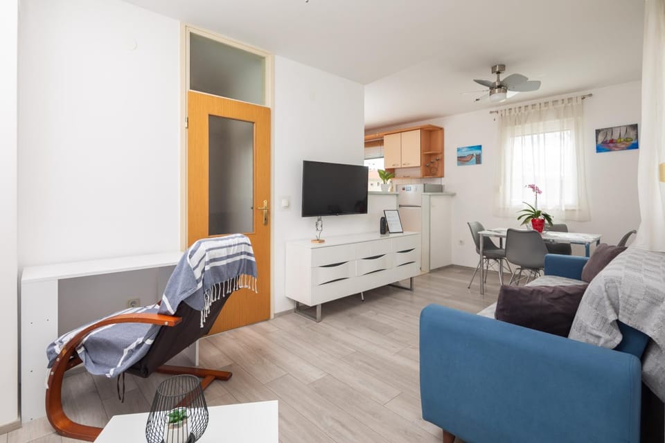 TV and multimedia, Kitchen or kitchenette, Living room, Seating area, Dining area, fireplace