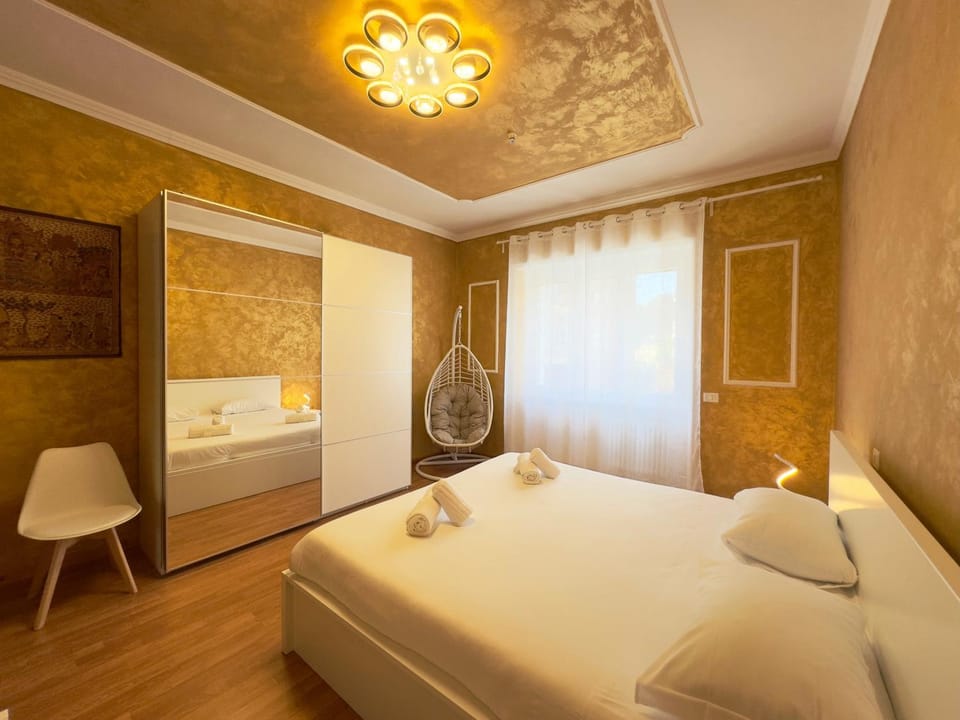 Bed, Bedroom, towels