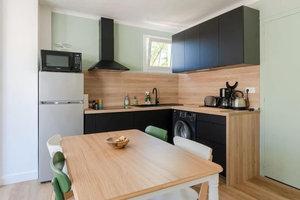 Coffee/tea facilities, Kitchen or kitchenette, Dining area, minibar, pet friendly, stove, washing machine