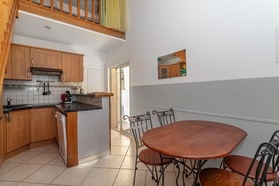 Property building, Kitchen or kitchenette, Living room