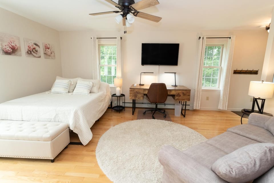 14mi to Mt. Snow! Arcade, Private Suite, King Bed! House in Whitingham