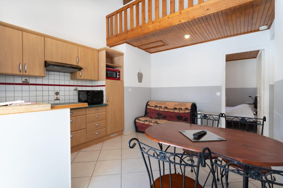 Property building, Kitchen or kitchenette, Living room