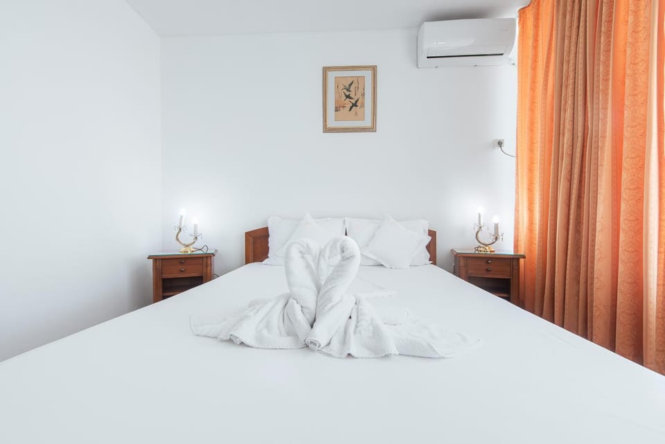 Bed, Photo of the whole room, Bedroom, towels, air conditioner