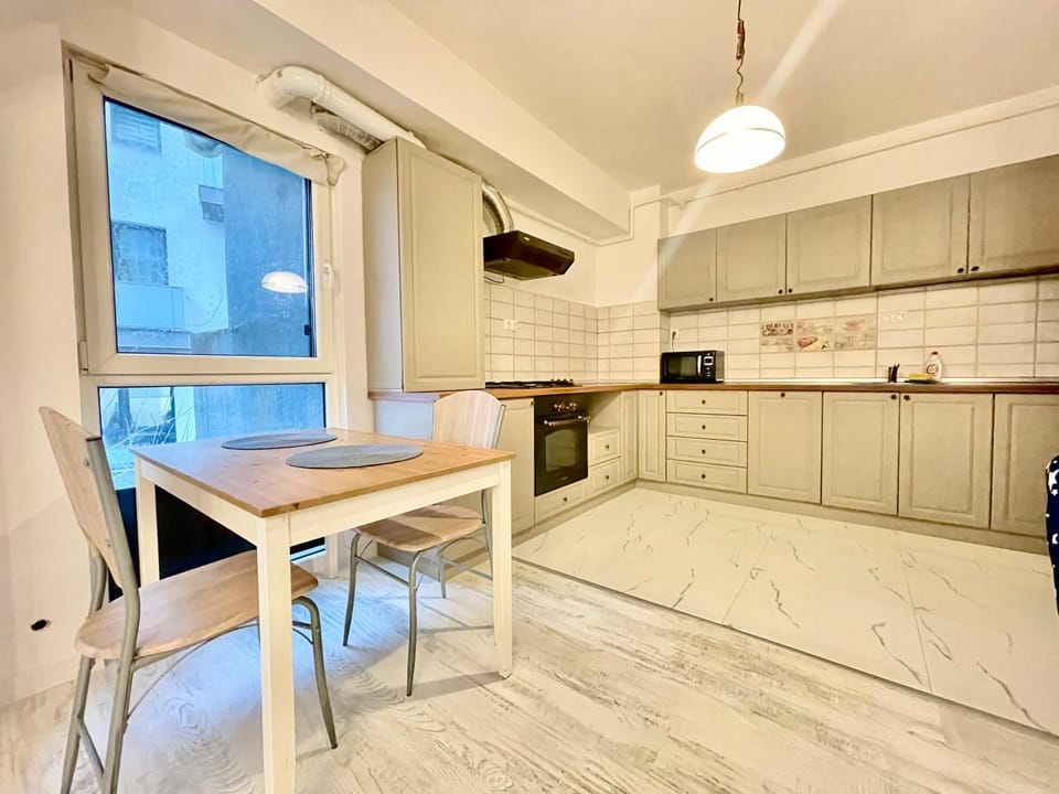 Kitchen or kitchenette, Dining area, minibar, stove