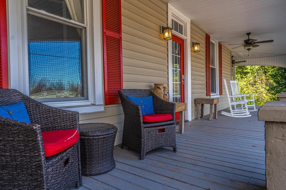 Charming Retreat- Downtown Carthage House in North Carolina