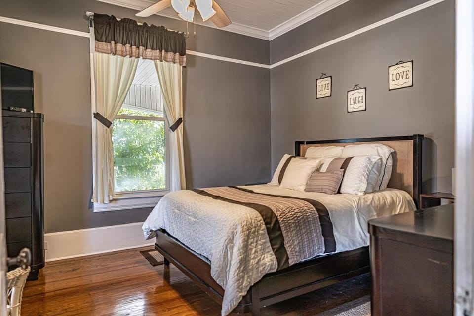 Charming Retreat- Downtown Carthage House in North Carolina