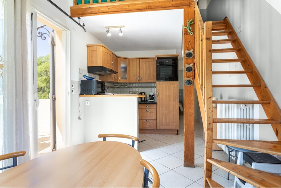 Property building, Kitchen or kitchenette, Living room