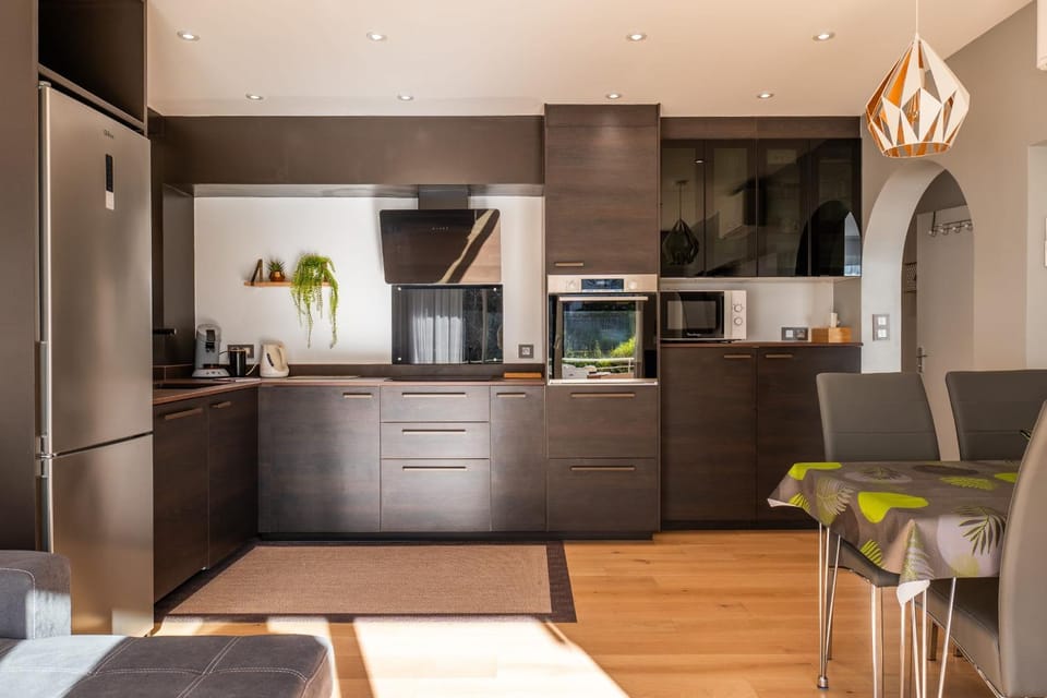 Coffee/tea facilities, Kitchen or kitchenette, oven, stove