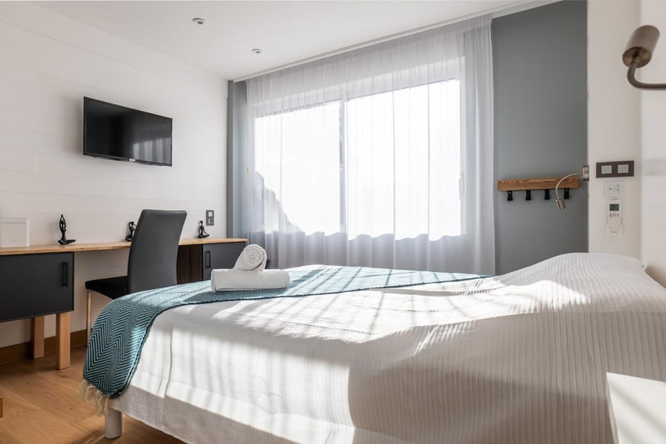 Bed, TV and multimedia, Bedroom