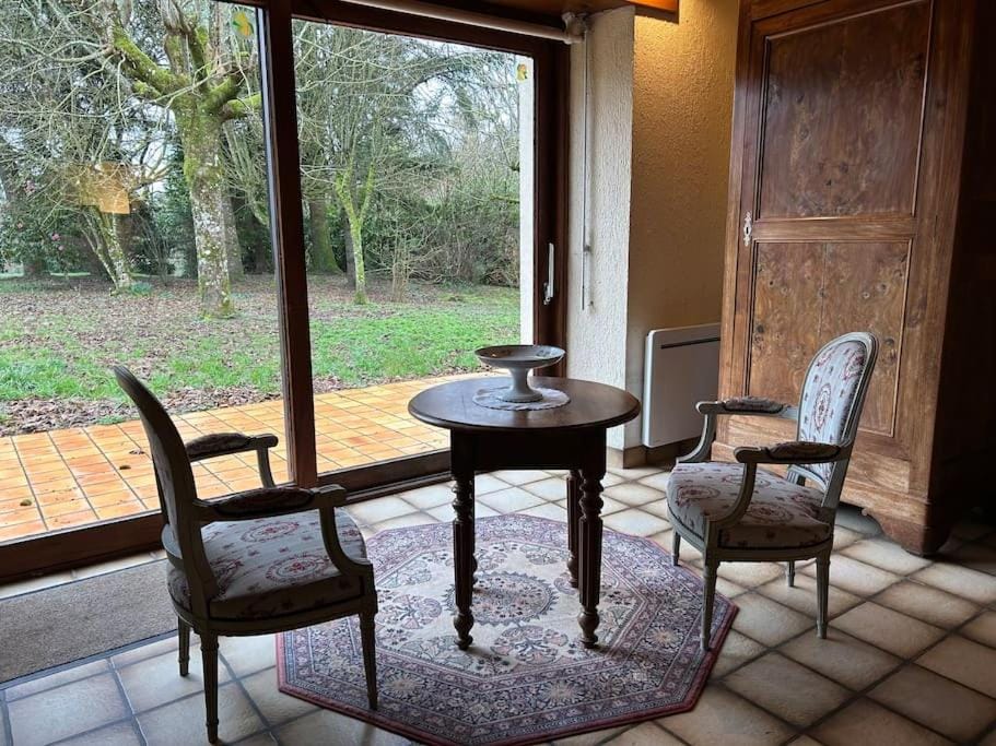 Maison Paisible avec Etang Privé House in Nouvelle-Aquitaine