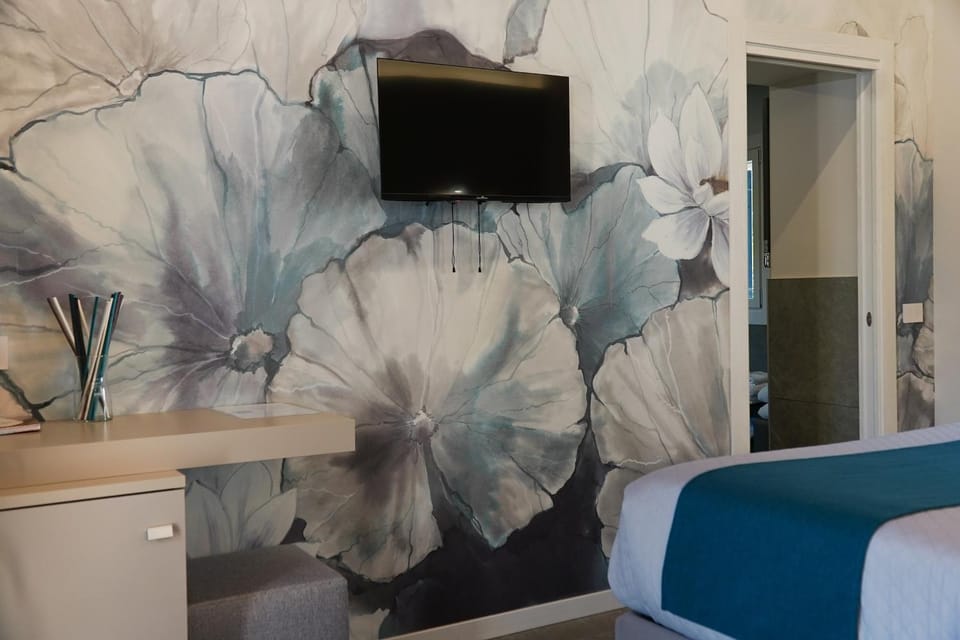 TV and multimedia, Decorative detail, Bedroom