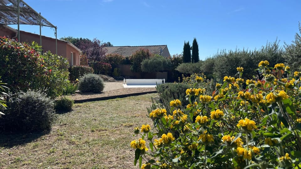La Villa Tanamera, très jolie maison piscine, à 2 pas du centre-ville House in Bédoin