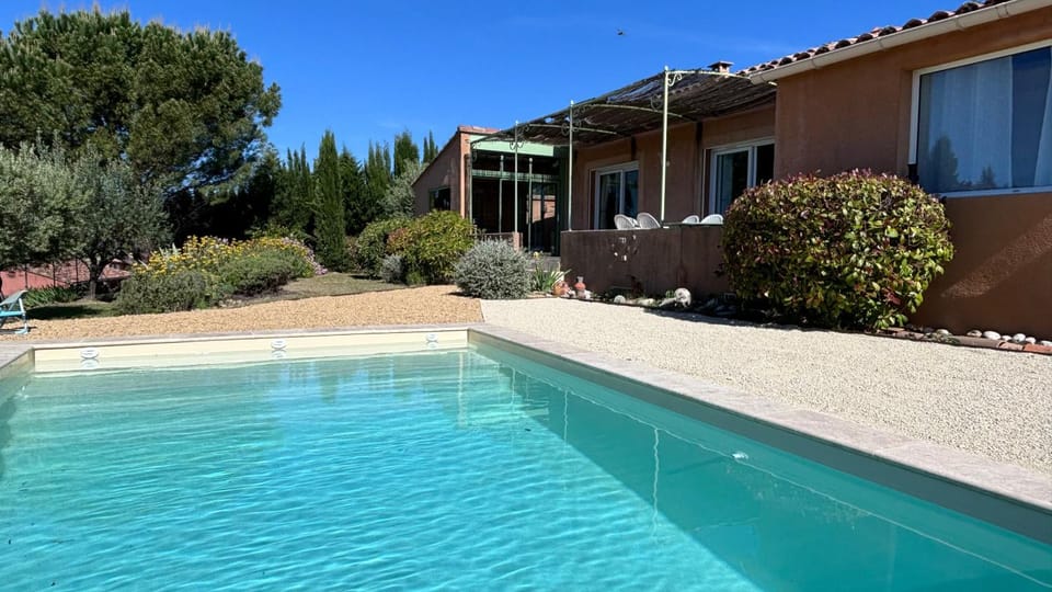 La Villa Tanamera, très jolie maison piscine, à 2 pas du centre-ville House in Bédoin