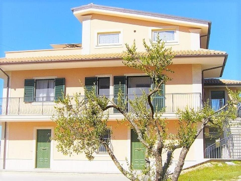 Property building, Day, Balcony/Terrace