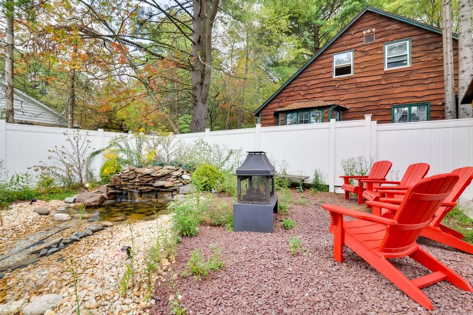 Easy Interstate Access: Original Poconos Log Cabin Cabin in Tunkhannock Township