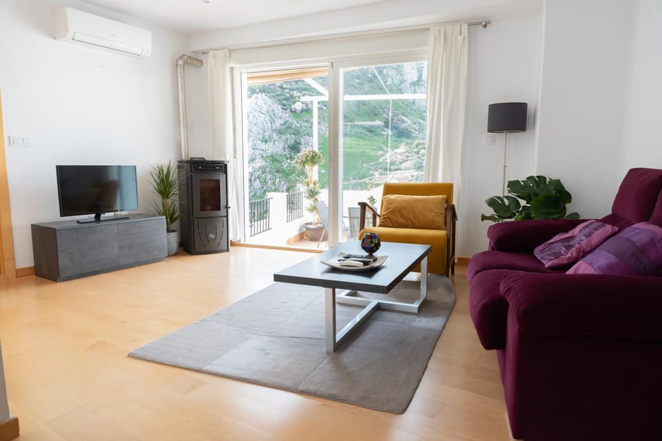 Communal lounge/ TV room, Balcony/Terrace