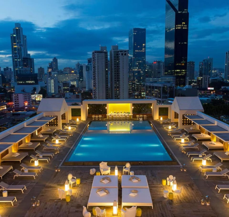 Restaurant/places to eat, Lounge or bar, Swimming pool, Swimming pool, towels