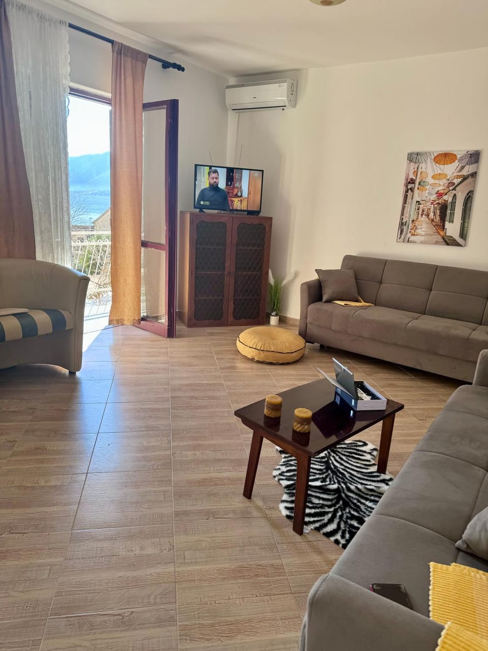 Communal lounge/ TV room, TV and multimedia, Living room, Seating area, Evening entertainment