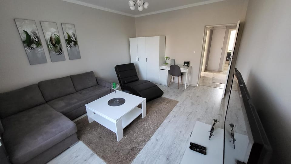 Communal lounge/ TV room, TV and multimedia, Living room, Seating area, Evening entertainment