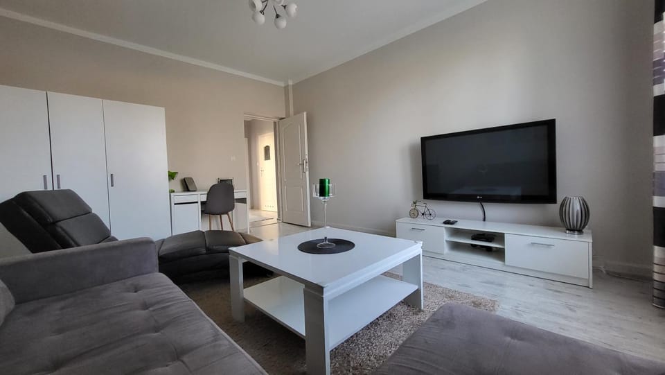 Communal lounge/ TV room, TV and multimedia, Living room, Seating area, Evening entertainment