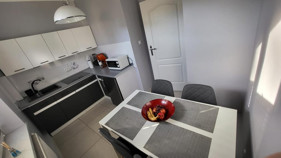 Kitchen or kitchenette, Dining area, minibar, stove