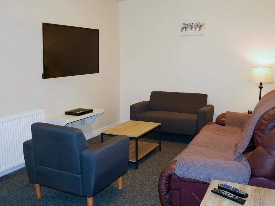 TV and multimedia, Living room, Seating area, Evening entertainment