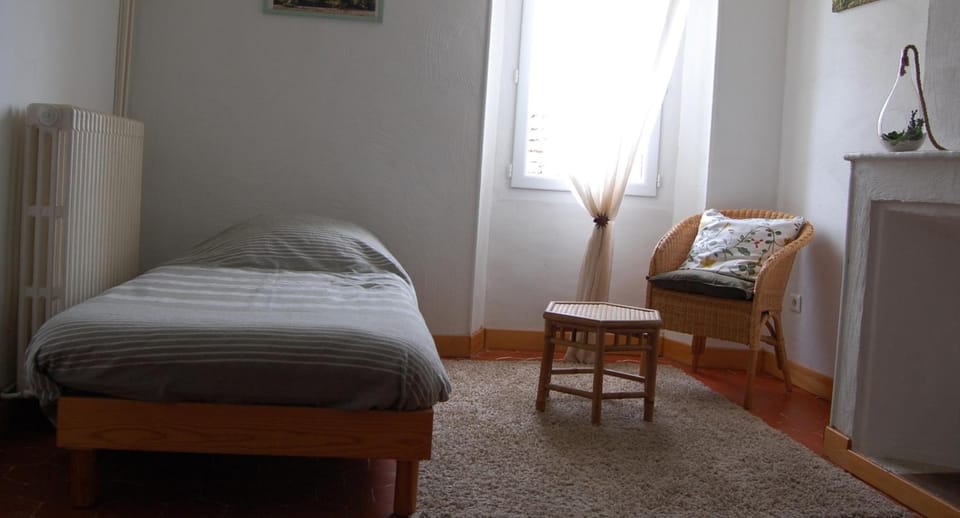 Photo of the whole room, Bedroom