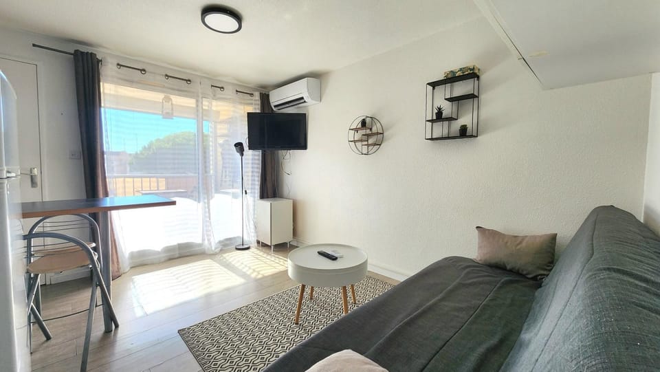 Living room, Seating area, air conditioner