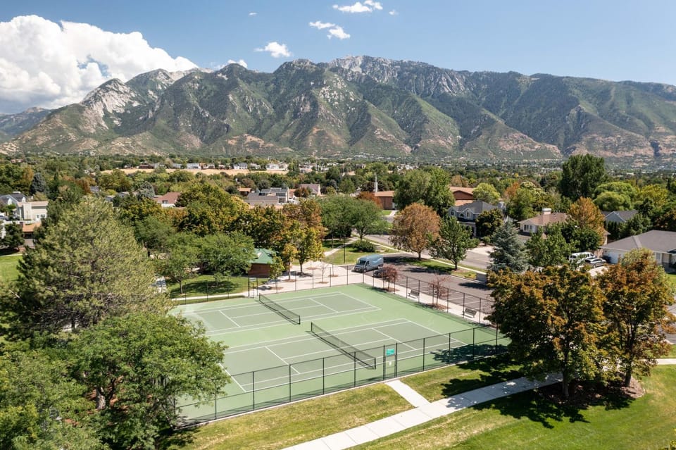 Near City Park-Mountains-Canyons-Game Room-Pool House in Sandy