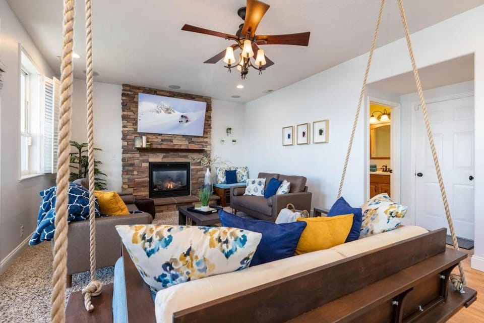 Adventure Retreat Hot Tub, Ping Pong, Close Mtn House in Cottonwood Heights