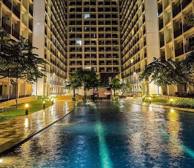 Shore Residence D21 shortwalk MOA Balconypoolview Apartment in Pasay