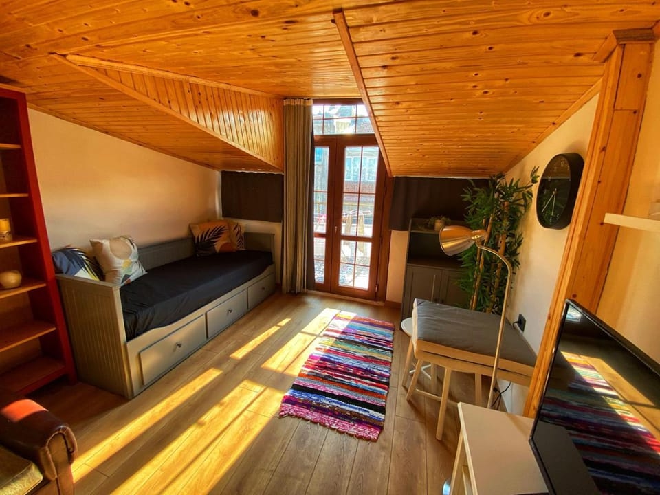 Communal lounge/ TV room, TV and multimedia, Living room, Seating area, Evening entertainment