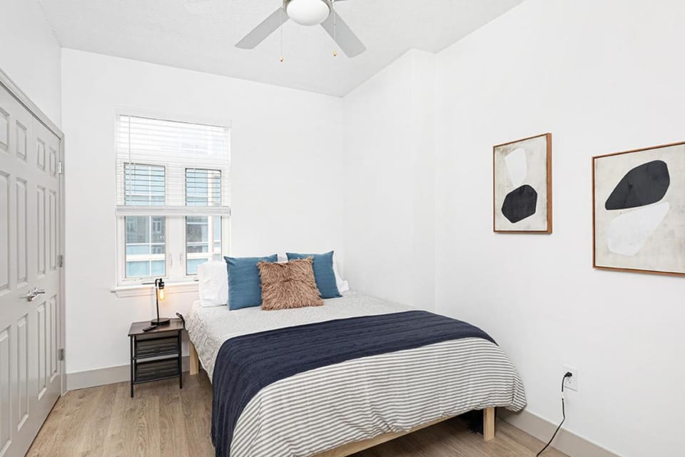 The Hornet - Cozy and Spacious 3BR - Free Parking - Views - 2 Mins to Stadium Apartment in Charlotte