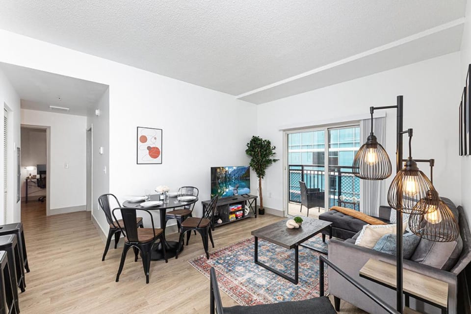 The Hornet - Cozy and Spacious 3BR - Free Parking - Views - 2 Mins to Stadium Apartment in Charlotte