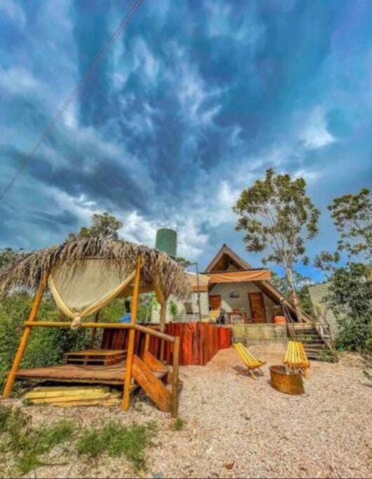Chalés do AVOHAY, lindo chalé com privativa banheira hidromassagem aquecida, apenas 2 minutos da Vila de São Jorge Chalé Guita Chalet in State of Goiás