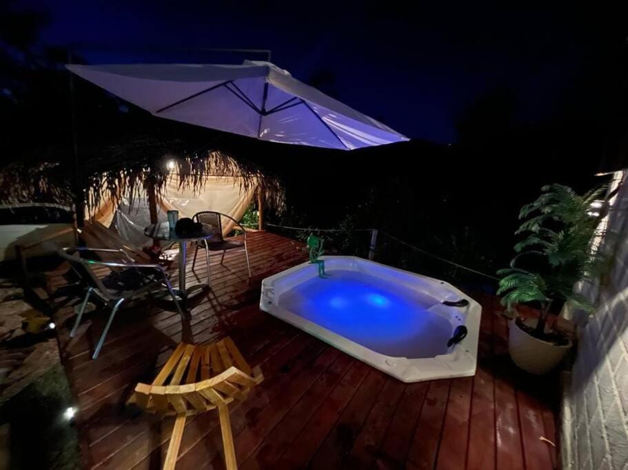 Chalés do AVOHAY, lindo chalé com privativa banheira hidromassagem aquecida, apenas 2 minutos da Vila de São Jorge Chalé Guita Chalet in State of Goiás