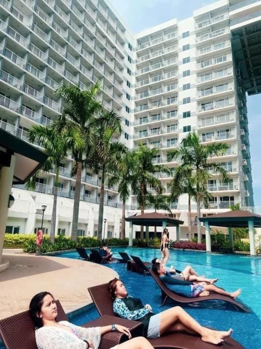 SHELL RESIDENCE C23 Shortwalk MOA Balcony poolview Apartment in Pasay