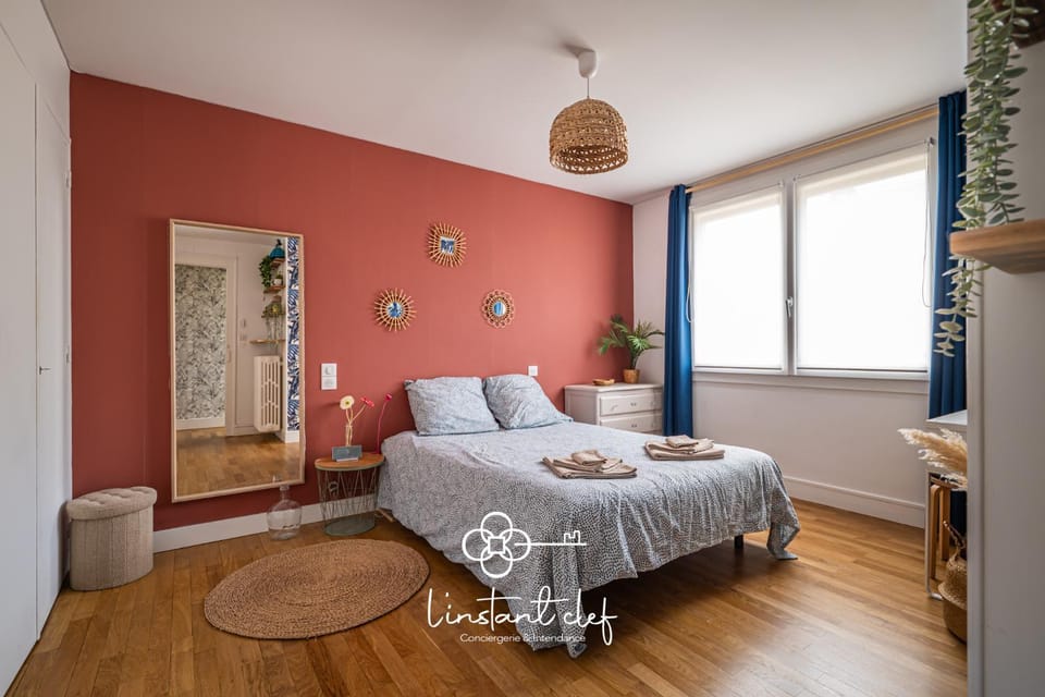 Photo of the whole room, Bedroom