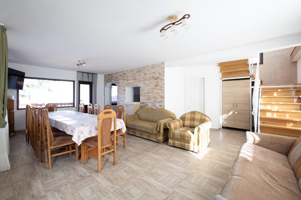 TV and multimedia, Kitchen or kitchenette, Living room, Seating area, Dining area