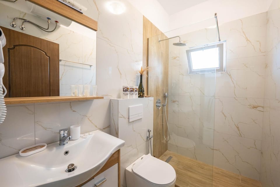 Shower, Toilet, Bathroom, towels