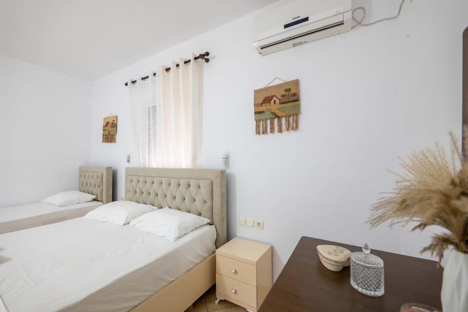 Bed, Photo of the whole room, Bedroom, internet, towels, air conditioner