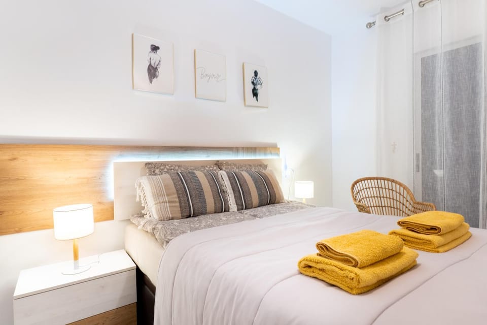 Bed, Balcony/Terrace, towels, air conditioner