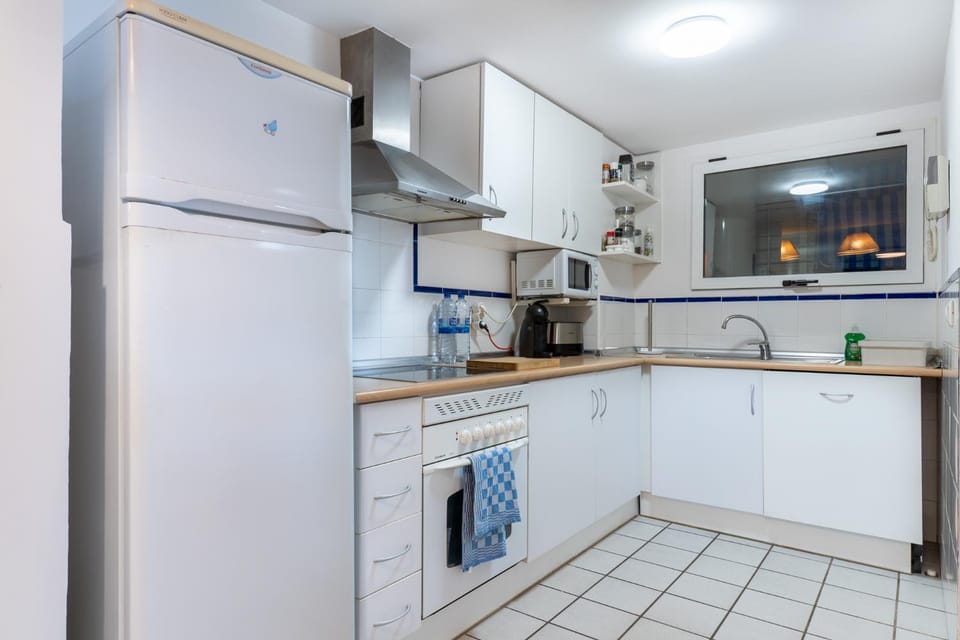 Breakfast, microwave, oven, stove, kitchen