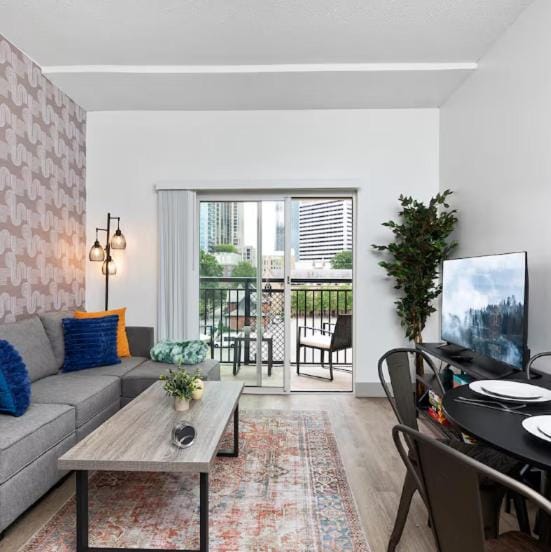 Stylish 4 Bed - 2 Mins to Stadium - Free Parking - Gym - Views Apartment in Charlotte