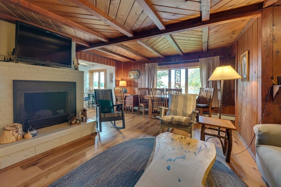 Cozy Harbor Springs Vacation Rental, 13 Mi to Town House in Michigan